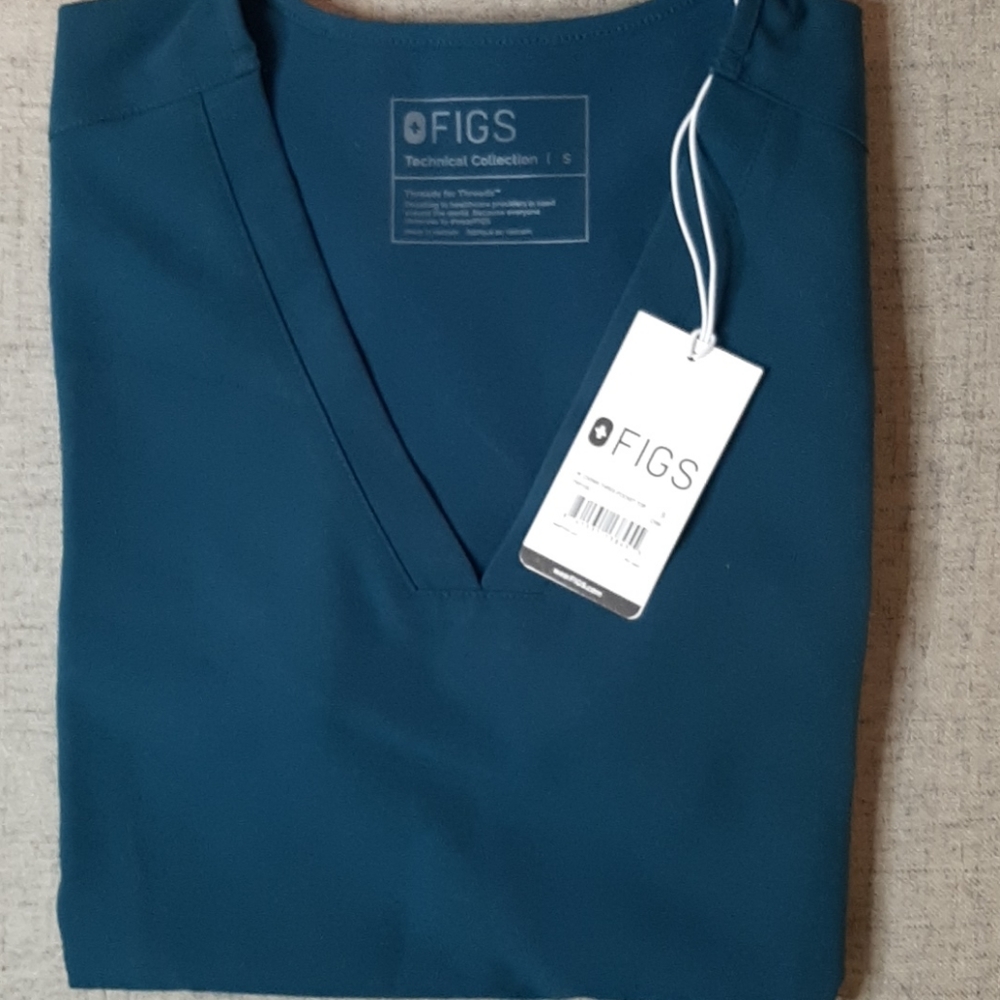 Figs Casma Scrub top